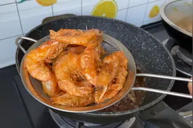 冷冻虾 简单粗暴的做法 老公儿子抢的吃视频封面