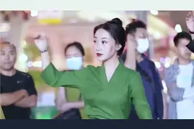 绿色衣服小姐姐还是漂亮，成都锅庄舞美女视频封面
