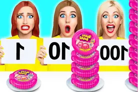 女子参加美食达人秀，挑战嚼100个泡泡糖，不小心被糊了一脸