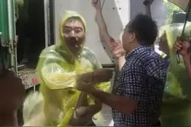 防汛进行时丨暴雨中，138名农民工兄弟顺利突围图片