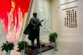 钢铁战士 在战火中永生——向志愿军一级英雄邱少云烈士致敬！视频封面