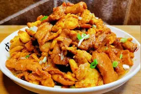 鸡蛋、猪肉这样炒是绝配，小伙自创菜肴，鸡蛋鲜香，肉片滑嫩多汁视频封面