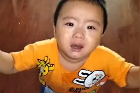 两岁宝宝哭的全身发抖，全职宝妈很无奈，恳求谁能帮我支个招？视频封面