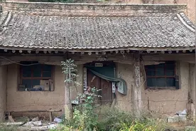 农村发现一座百年前的老宅，如今人去楼空，不知道后人去了哪里视频封面