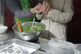 摆地摊卖水饺！女网友3000块钱给我学水饺！手把手教，毫无保留视频封面