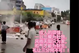 摆摊人的历程记:玉林美林街路边抢摊位的一幕视频封面