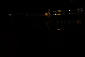 变废为宝的形象工程！行人漫步在黑乎乎的路上！是为民还是为形象视频封面