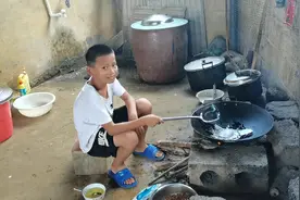 他说妈妈等你老了我来照顾你，生活不易视频封面