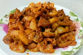 新疆烤羊肉串太好吃，教你一道没有烤肉炉子在家就能吃到炒烤羊肉