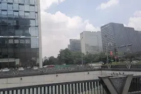 今天中午坐公交去成都金融城附近的成都警备区参加军训会，好热。视频封面