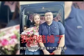 猴哥何钰欣新婚后游迪士尼，当众秀恩爱！视频封面