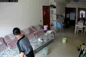 大家一定要看好宝宝，千万不要让宝宝在沙发床上跳，摔到后悔不已视频封面