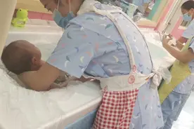 美女姐姐慢慢把宝宝放入水中洗澡视频封面