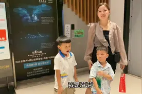 孩子马上开学了，芬芬花1000多给孩子买新衣服，试穿后简直太帅了视频封面