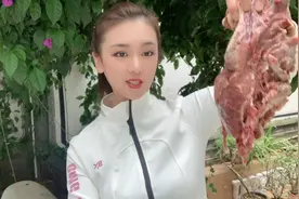 妹子买了三斤毛驴肉做驴肉馅蒸饺，鲜香多汁越嚼越香，必须喝点酒