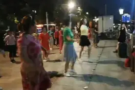 武汉大桥下的广场舞开始了