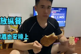媳妇下班太晚怕黑，老公体贴的接她下班，还准备了一桌好吃的视频封面
