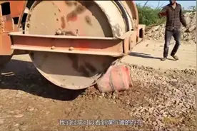 老外作死将煤气罐点燃，爆炸的一瞬间，画面真是太壮观视频封面