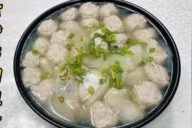 手工牛肉丸如何做弹滑鲜美、不膻不柴？调馅、调汤秘诀全讲解！视频封面