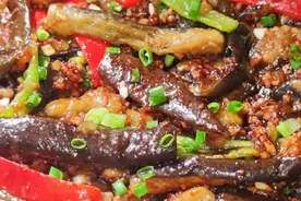 家常烧茄子做法有讲究，牢记“一个步骤”，茄子不吸油不发黑