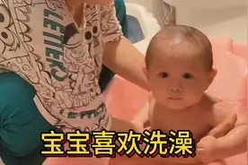 给宝宝在大盆泡个热水澡看开心的玩耍宝宝喜欢玩水@吉祥惠姐视频封面