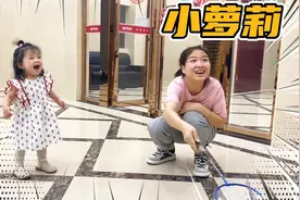 萌娃穿着漂亮裙子，梳着美美的发型和爸妈出门，小区回头率超高！