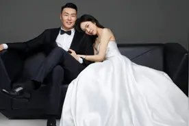 李根晒结婚1周年合影！娇妻年轻美艳已生1子，前妻颜值很高是京籍视频封面