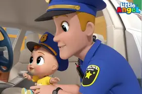 宝宝和警察叔叔学习做一名小警察，爸爸妈妈看了特别高兴视频封面
