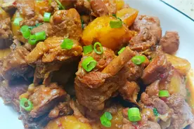鸡腿炖土豆的家常做法，鸡肉软烂入味，土豆软糯鲜香，超级下饭