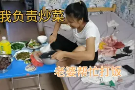 打工夫妻：星期天老婆还要上班，小伙今晚弄四个菜，辛苦老婆了视频封面