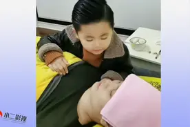 妈妈生病！萌娃和母亲的搞笑对话视频封面