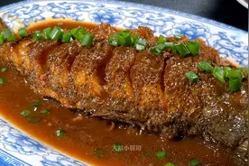 这才是红烧鲈鱼接地气的家常做法，肉质鲜美入味，下酒又下饭视频封面