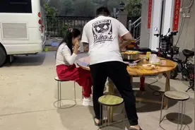 老母鸡炖海鲜，海鲜大杂烩，像东北的大锅杂烩简单又好吃视频封面
