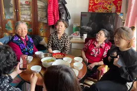 实拍黑龙江农村，铁锅倒满油，大火炕上做美食，一顿饭50斤面豪横视频封面