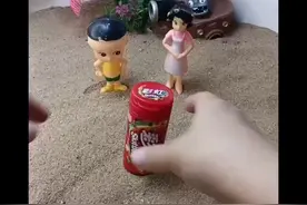 吃冰激凌咯！哎呀冰激凌怎么掉地上了，哼哼……吃不上了……