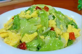 最近包菜炒鸡蛋火了，脆嫩爽口又下饭，方法简单，3分钟教会你