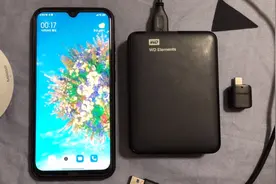 手机存储空间不足怎么办？来试试手机直连移动硬盘。鸟枪换大炮！视频封面