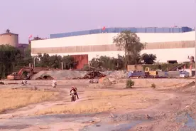 临钢正在生产中的中板厂周围，工人傍晚下班回家。临钢（155）