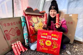 东北过年家家放鞭炮，放粗鞭红地毯，放2个惊天雷二踢脚，震天响视频封面