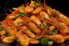小河虾营养丰富，洗干净直接爆炒，出锅皮脆肉嫩，吃着又香又鲜