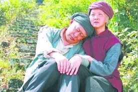 感动中国十大经典爱情故事之一，真实故事：小伙爱上寡妇视频封面