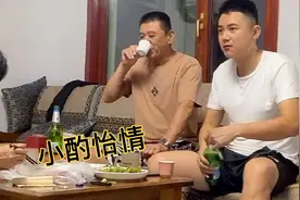 女儿善于观察日常生活中的趣事，吐槽爷爷和爸爸，有点尴尬视频封面
