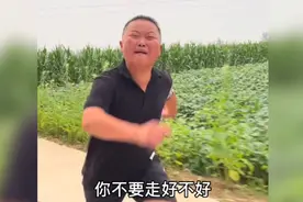 千万不要装逼过火，后果很严重，男子徒手擒住一只路边冲出的恶狗视频封面