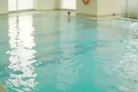 女孩睡着了，小伙子偷偷做这事，太体贴了视频封面