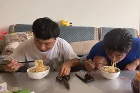 来隔壁村吃饭，00后帅哥爽快答应共同用餐，男人的友谊就这么简单视频封面