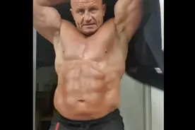 肌肉壮汉的胸肌视频封面