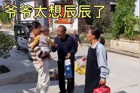娘家拿着营养品来看望生病出院的辰辰，见面奶奶先给钱，太亲了视频封面