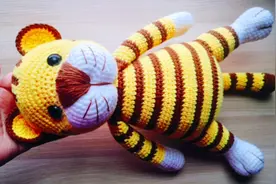 毛线手工作品～如何用钩针拼出一只小老虎玩偶～虎头虎脑可爱极了