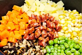 教你电饭煲懒人焖饭，食材用料都简单，好吃营养，以后不用炒菜了视频封面