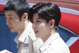 任嘉伦大连录制嗨放派看到美食停不下来，国超好帅